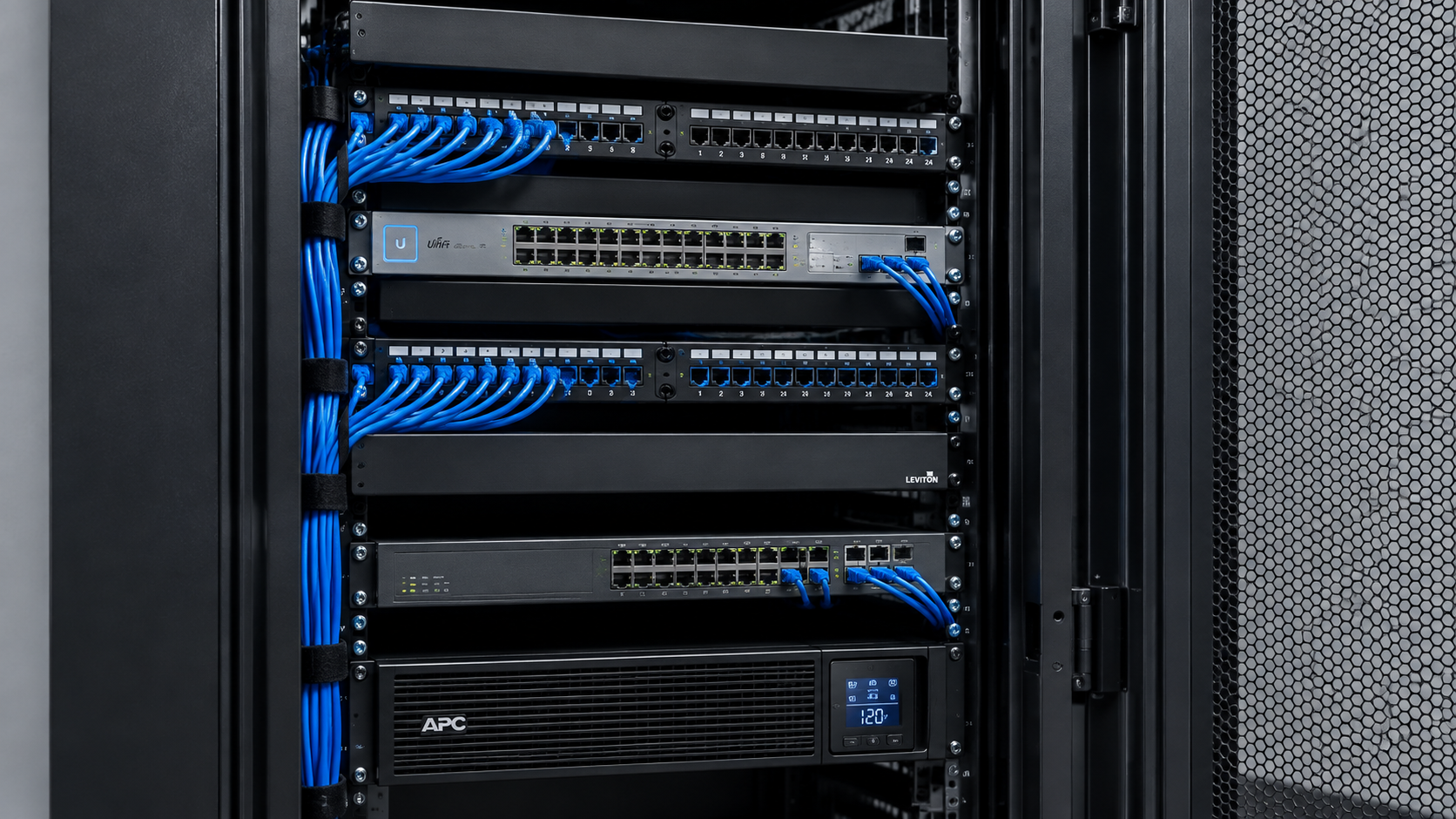 Rack con cableado estructurado y switches de una red empresarial